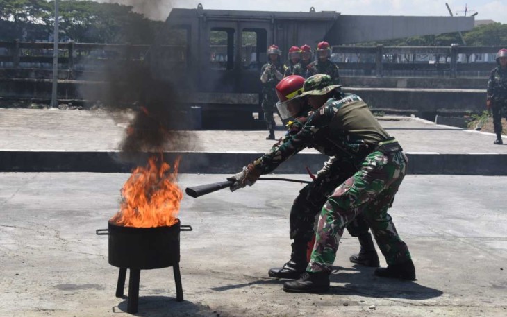 Siswa Satdik Kodiklatal Latihan Penanggulangan Kebakaran 