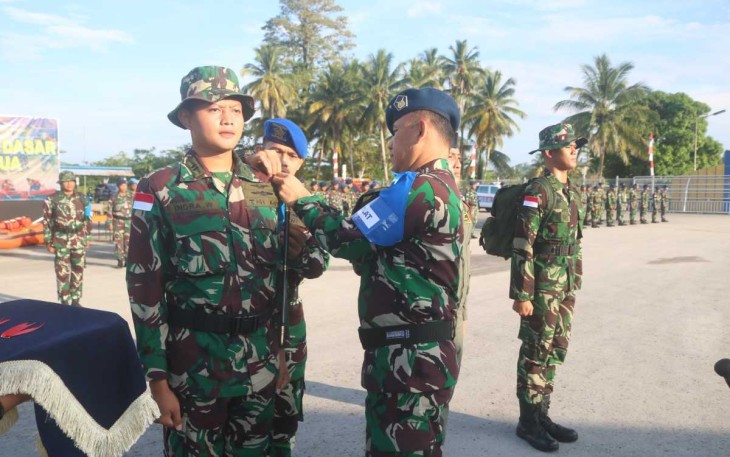 Danlanud Manuhua Marsma TNI Yostariza saat pemasangan pita peserta latihan survival dasar, Rabu (23/8)