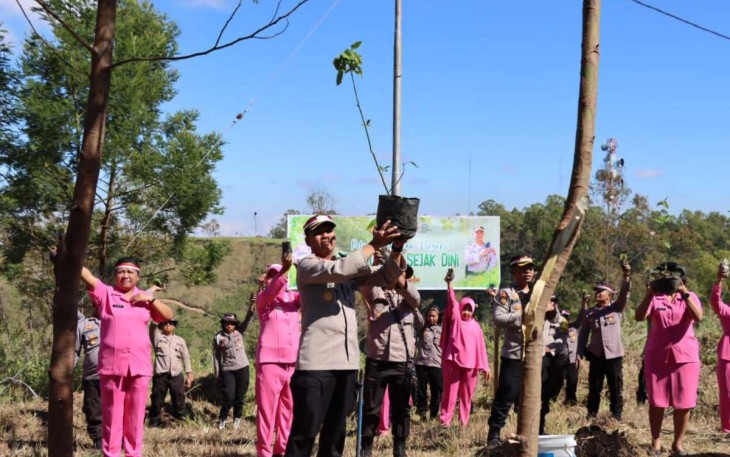 Kapolres Ngada AKBP Padmo Arianto saat penanaman pohon serentak, Rabu (23/8)