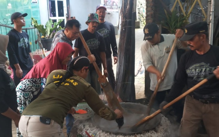 Tradisi Njenang Bareng Warga Dusun Kekep, Desa Tunggulrejo, Kecamatan Bumiaji, Kota Batu, Rabu (23/8)