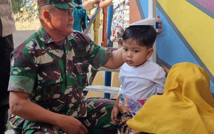 Danramil 16/Wonosari Kapten Inf Suwandi ketika mengukur tinggi anak di posyandu Desa Sidomulyo, Rabu (23/8)