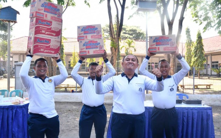 Kafasharkan Pesud Kolonel Laut (T) Johny Setyawan Sofiandi bersama pemenang lomba masak