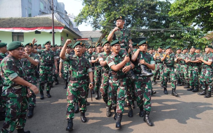Pangkostrad Letjen TNI Maruli Simanjuntak diarak prajurit Yonarhanud 1/Rajawali, Serpong, Kamis (24/8)