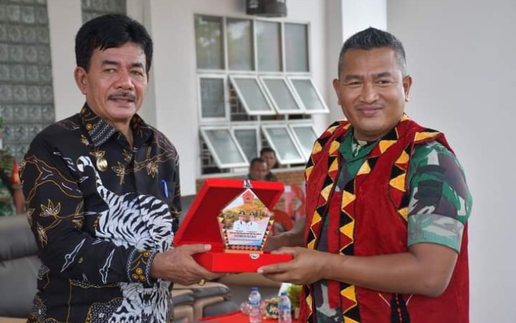 Danrem 023/KS Kolonel Inf Lukman Hakim saat menerima cenderamata dari Bupati Nias Barat, Sabtu (26/8)