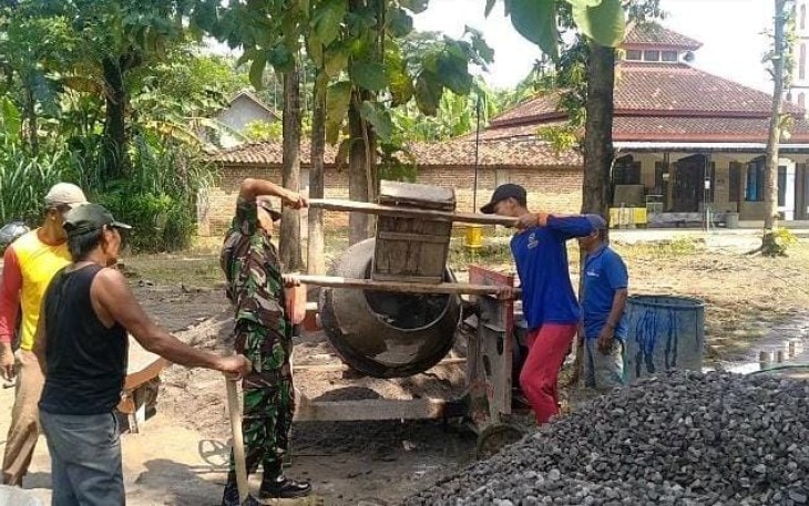 Gotong-royong rabat jalan bersama warga binaan 