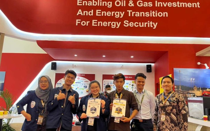 Foto bersama Tim UPER dengan tim dari universitas lainnya saat menerima penghargaan