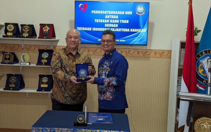 Ketum YHT saat menerima cenderamata usai MoU dengan Yayasan Indonesia Sejahtera Barokah