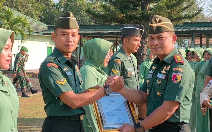 Dandim 0801/Pacitan Letkol Inf Roliyanto saat memberikan penghargaan prajuritnya pindah satuan, Senin (28/8)