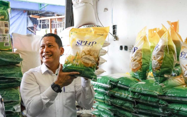 Dirut Perum Bulog Budi Waseso saat grebek pasar beras SPHP di pasar Perumnas Klender, Jakarta, Senin (28/8)