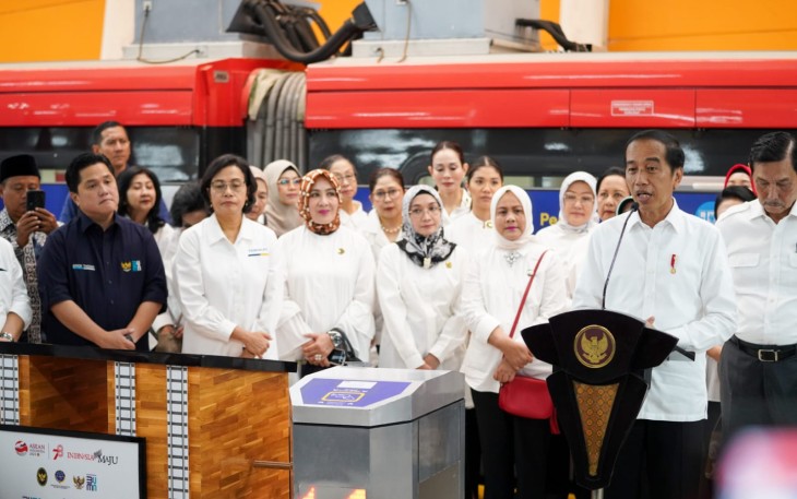 Presiden Joko Widodo saat meresmikan beroperasinya LRT Jabodetabek di stasiun Cawang, Senin (28/8)
