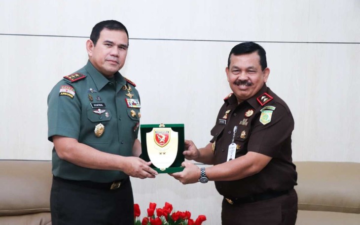 Pangdam XVI/Pattimura Mayjen TNI Syafrial saat memberikan cenderamata di Kejati Maluku, Senin (29/8)