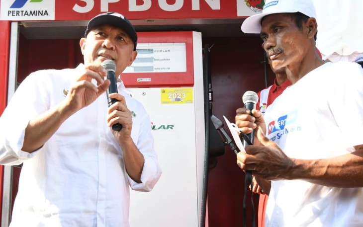 MenkopUKM Teten Masduki saat berdialog bersama nelayan di Pekalongan, Selasa (29/8)