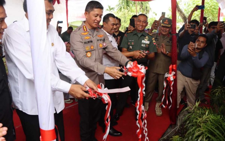 Kapolrestabes Medan Kombes Valentino Alfa Tatareda saat gunting pita peresmian Kampung Bebas Narkoba, Rabu (30/8)