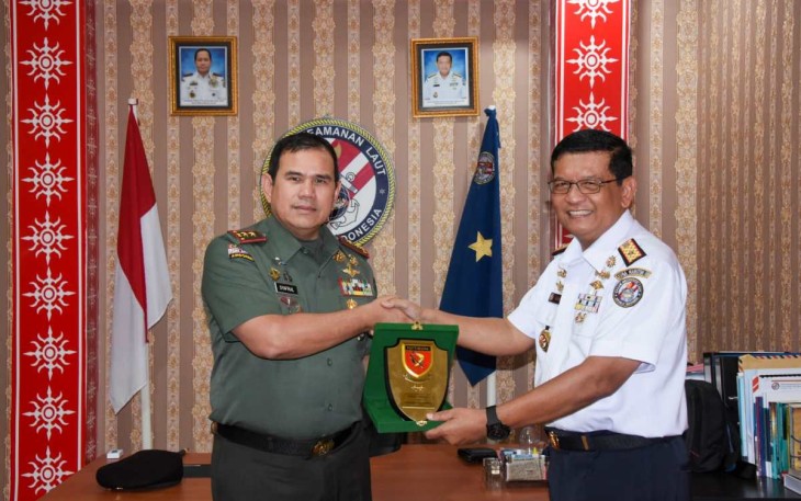 Pangdam XVI/Pattimura Mayjen TNI Syafrial saat memberikan cenderamata ke Laksma TNI Drs Haris Djoko Nugroho, Rabu (30/8)
