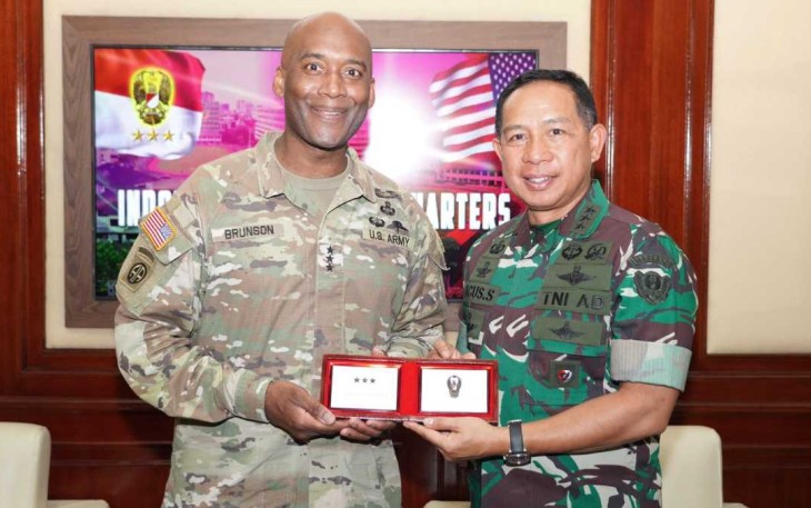 Wakasad Letjen TNI Agus Subiyanto saat memberikan cenderamata, Rabu (30/8)