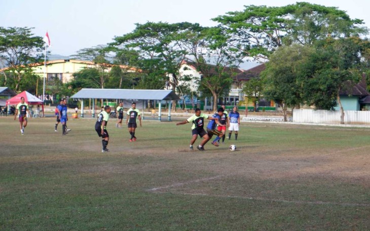 Pertandingan sepakbola antar personil Kodim 0801/Pacitan