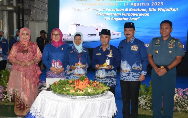 Syukuran HUT ke 37 PPAL di geladak KRI dr. Soeharso-990, Rabu (30/8)