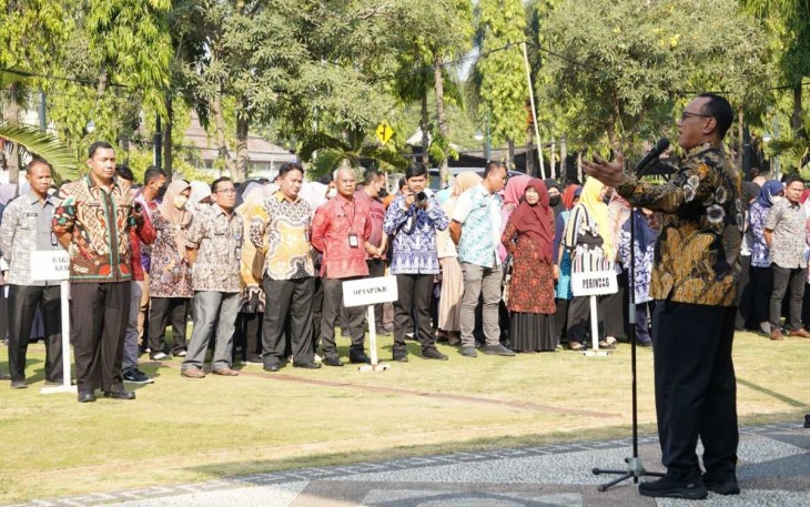 Wali Kota Cilegon Helldy Agustian saat memberikan pengarahan di apel pagi, Kamis (31/8)