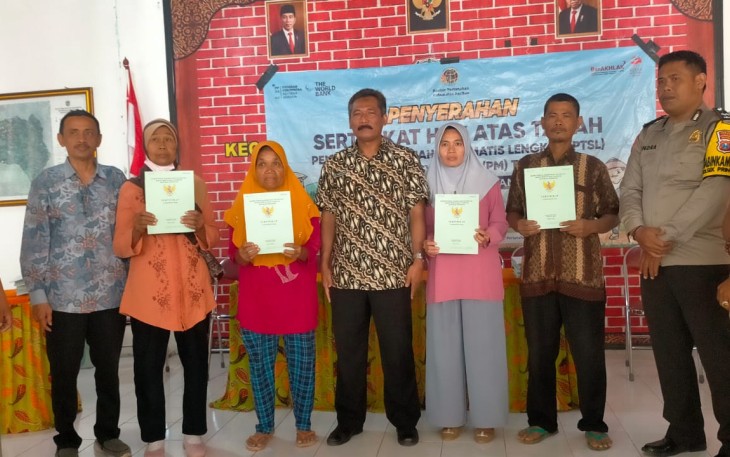 Penyerahan sertifikat tanah di wilayah desa binaan 