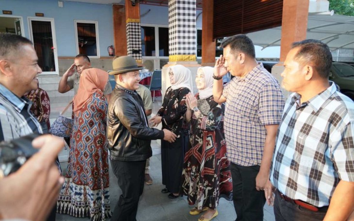 Pangdam IX Udayana Mayjen TNI Harfendi saat menyambut kedatangan Kasad Jenderal TNI Dudung Abdurachman, Kamis (31/8) 