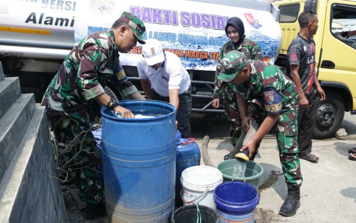 Bantuan air bersih Lanud Husein Sastranegara Bandung, Kamis (31/8)