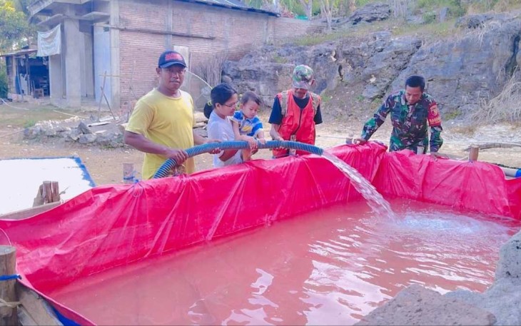 Dropping air bersih untuk masyarakat di Kecamatan Panggul, Senin (4/9)