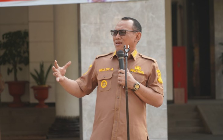Wali Kota Cilegon Helldy Agustian saat memberikan motivasi ASN di apel pagi, Senin (4/9)