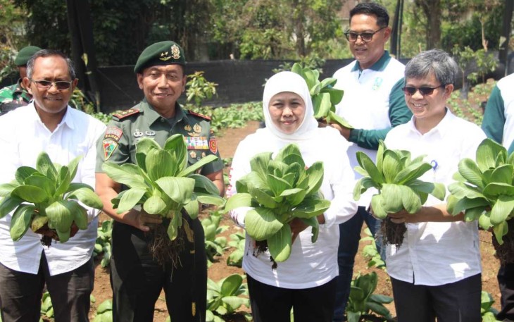 Pangdiv 2 Kostrad Mayjen TNI Haryanto bersama Gubernur Jatim Khofifah Indar Parawansa, Senin (4/9)