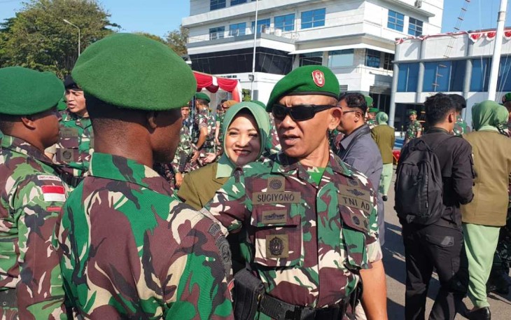 Danrem 081/DSJ Kolonel Inf H. Sugiyono menyambut personel satgas pamtas RI-PNG Yonif 511/DY di Surabaya, Selasa (5/9)