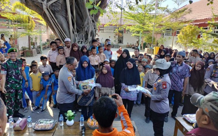 Karo SDM Polda Sulsel Kombes Pol Denny Saputro saat memberikan bantuan ke masyarakat di Pulau Sangkarrang, Jum'at (8/9)