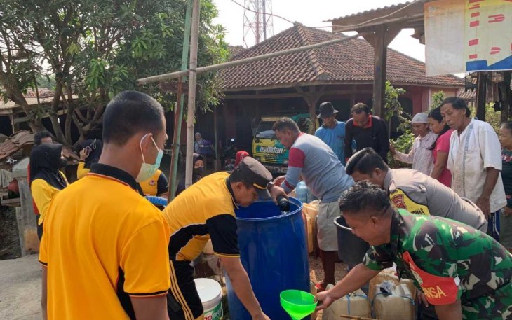 Kapolsek Kalijati Iptu Udin Awaludin saat menyalurkan bantuan air, Jum'at (8/9)