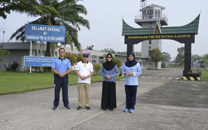 Danlanud Sutan Sjahrir Kolonel Nav Saeful Rakhmat foto bersama Wapres Ma'ruf Amin usai olahraga di lanud Sutan Sjahrir, Jum'at (8/9)