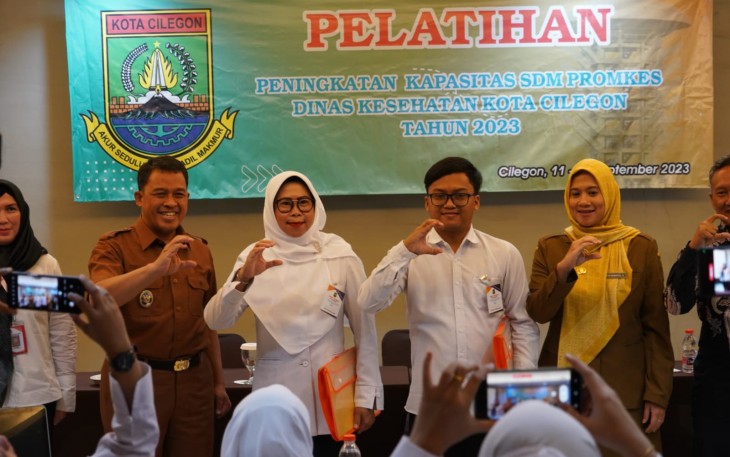 Wakil Walikota Cilegon Sanuji Pentamarta saat membuka pelatihan peningkatan SDM, Senin (11/9)