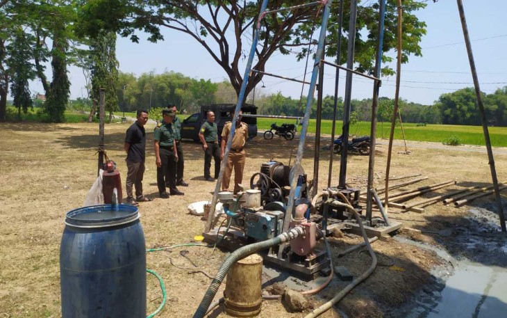 Program TNI Manunggal Air Kodim 0803/Madiun di desa Jerukgulung, Selasa (12/9)
