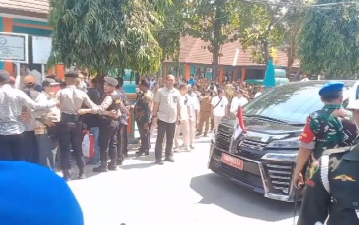 Antusias warga saat menyambut iringan mobil presiden Joko Widodo, Selasa (12/9)