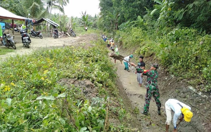 Pembersihan saluran tersumbat wilayah desa binaan, Minggu (17/9)