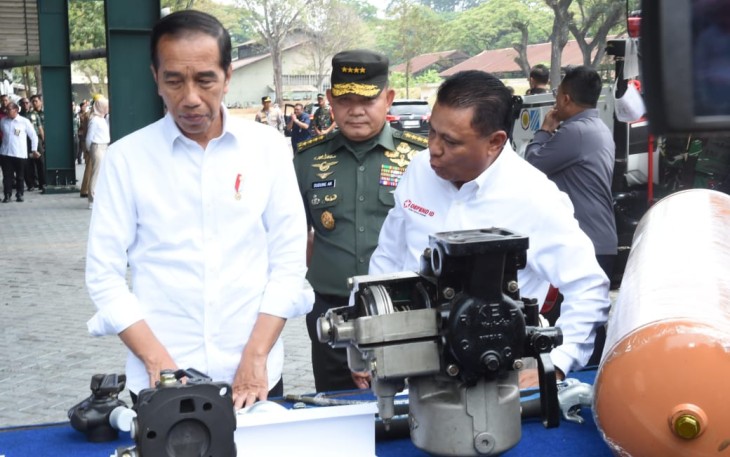 Kasad Jenderal TNI Dudung Abdurachman saat mendampingi Presiden Joko Widodo kunjungi PT Pindad, di Bandung, Selasa (19/9)