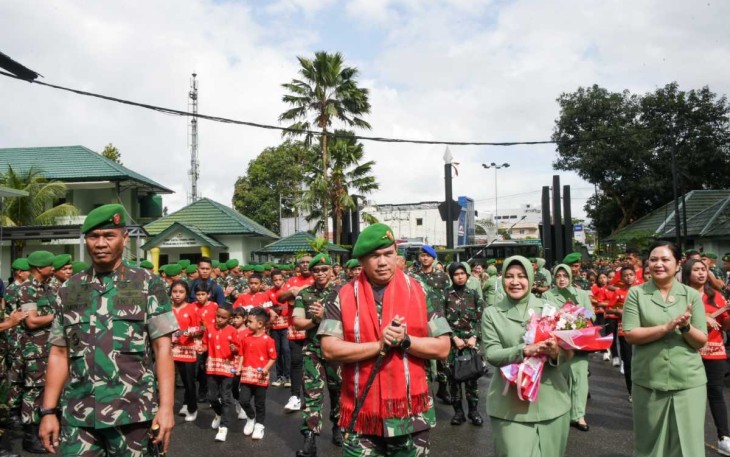 Pangdam XVI/Pattimura Mayjen Syafrial saat disambut prajuritnya di Korem 151/Binaiya, Selasa (19/9)