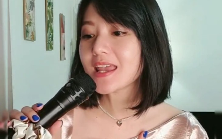 Carollyn Dewi, saat tengah menyanyikan sebuah lagi di Instagram pribadinya. (Dok. Instagram carollynedewi).