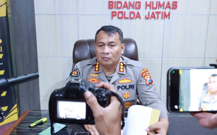 Kabid Humas Polda Jatim Kombes Dirmanto saat memberikan keterangan pers 