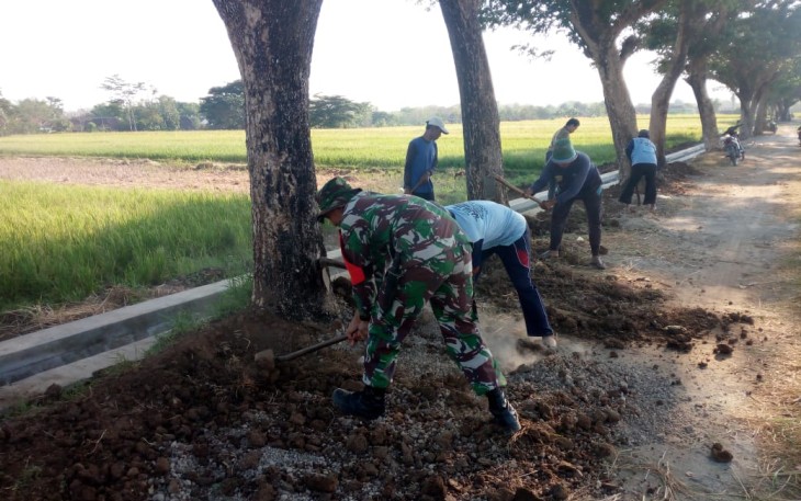 Bantu membersihkan jalan persawahan di wilayah desa binaan