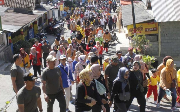 Jalan sehat di Kecamatan Bendungan 