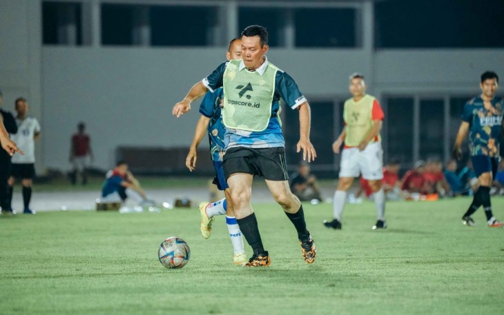 Pangkoopsud I Marsda TNI Bambang Gunarto saat mengolah si kulit bundar dalam ajang pertandingan sepakbola sinergitas gabungan TNI se-DKI Jakarta melawan BPK RI FC di stadion Madya Senayan, Jakarta, Jum'at (22/9)