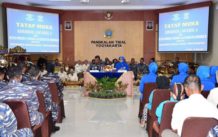 Danlantamal V Laksamana Pertama TNI Eko Wahjono saat memberikan pengarahan di Lanal Yogyakarta 
