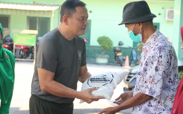 Dandim 0803/Madiun Letkol Inf Meina Helmi saat memberikan paket sembako, Minggu (24/9)