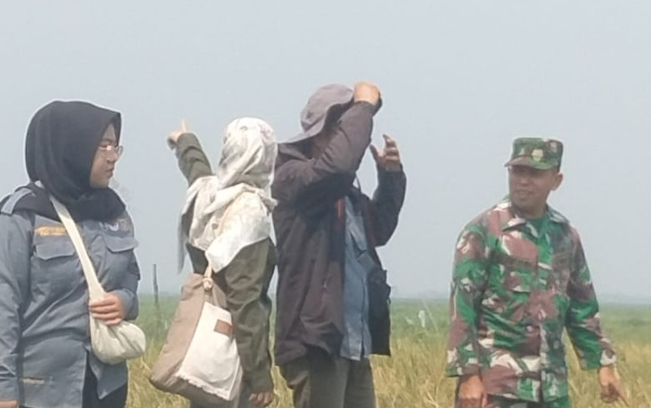 Danramil 06/Amuntai Utara Lettu Inf Syarifudin bersama warga patroli karhutla, Minggu (24/9)