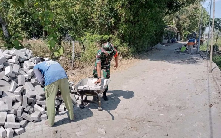 Perbaiki infrastruktur jalan bersama warga desa binaan