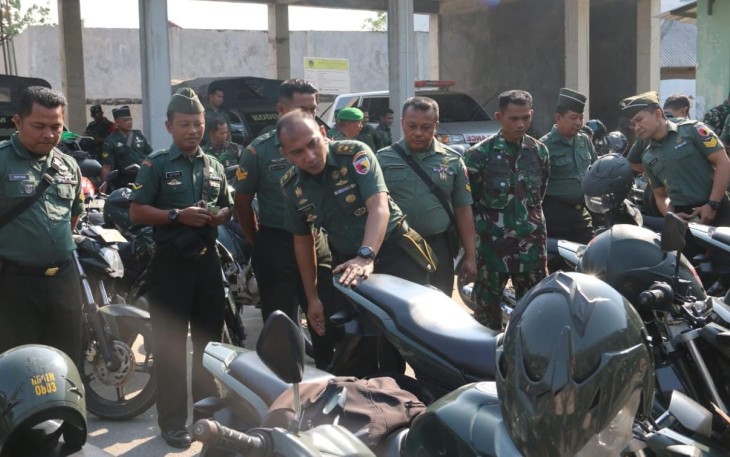 Kasdim 0803/Madiun Mayor Inf Tomy Fedi Anugrahan saat pengecekan kendaraan dinas, Senin (25/9)