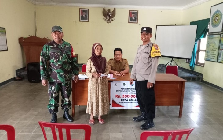 Pendistribusian BLT DD Masyarakat Desa Binaan, Selasa (26/9)