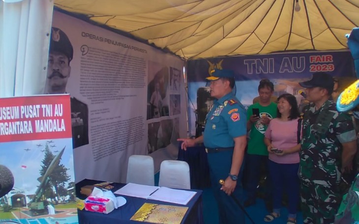 Panglima TNI Laksamana Yudo Margono saat mengunjungi stand Muspusdirla, Selasa (26/9)